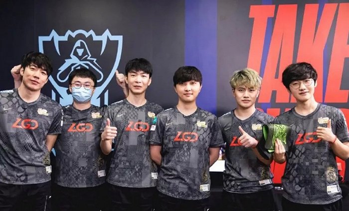 被灰熊拖入 被灰熊拖入